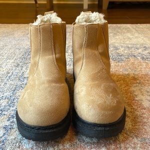 Beige boot💛 Run big and wide